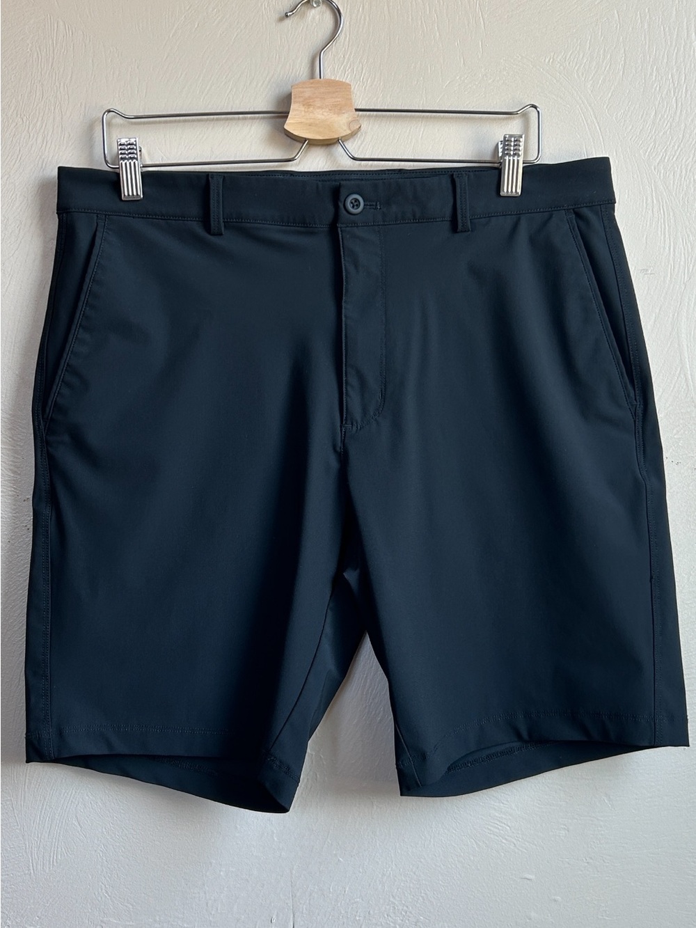 Greg Norman Men's Black Golf Performance Shorts. Size 34. Black Color Flat Front